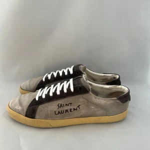 Saint Laurent skor  - Säljer nu dessa super snygga gråa Saint Laurent skor som har lite slitningar i populär design, skriv för fler bilder/frågor🙌🏼