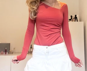 Korallfärgad topp🧡 - Super fin, inga defekter eller liknande, perfekt till fester, hör av er för frågor. Från HM men säljs ej längre❤️