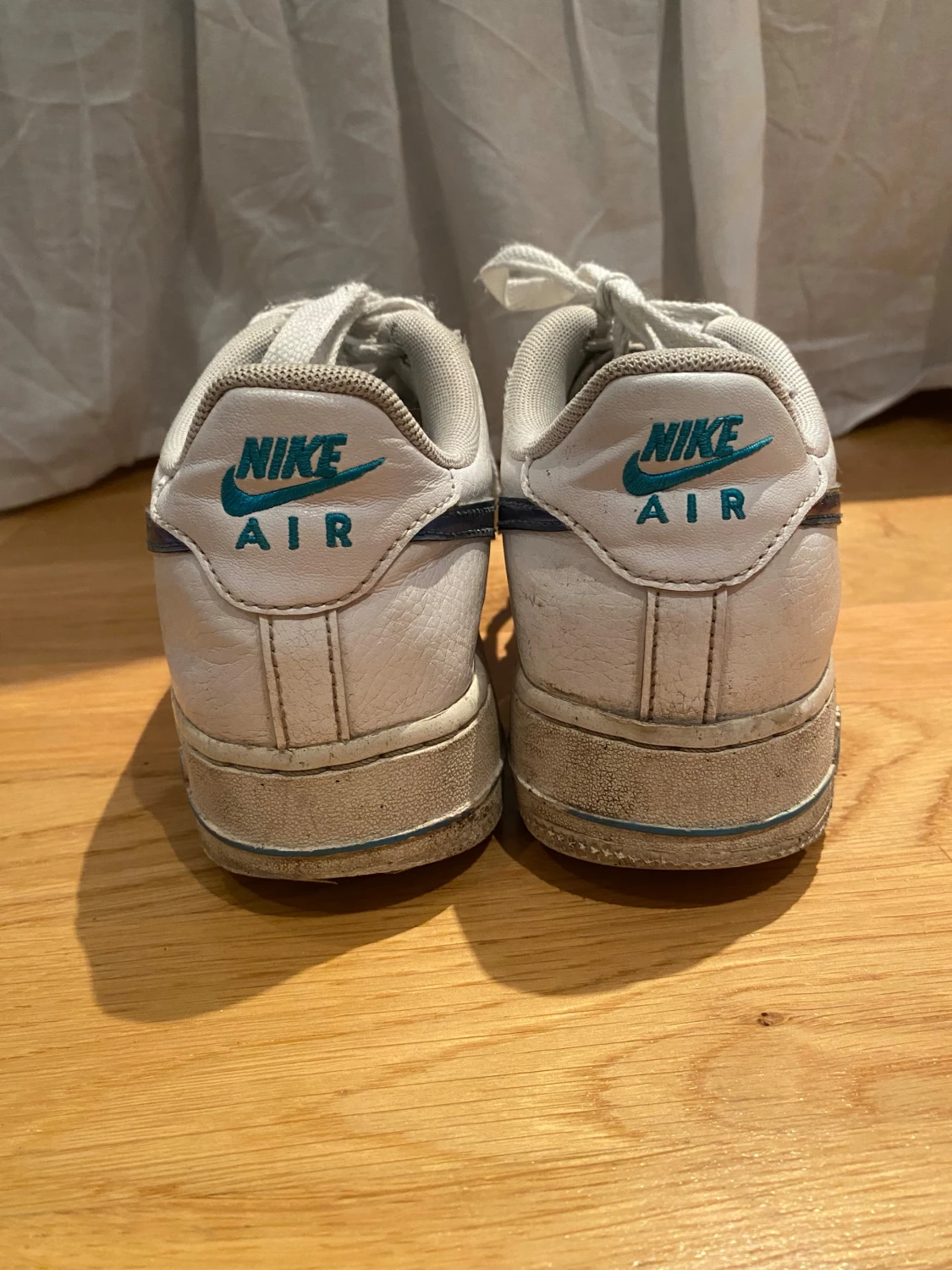 Nike Air Force 1 vit med turkos swoosh - 1