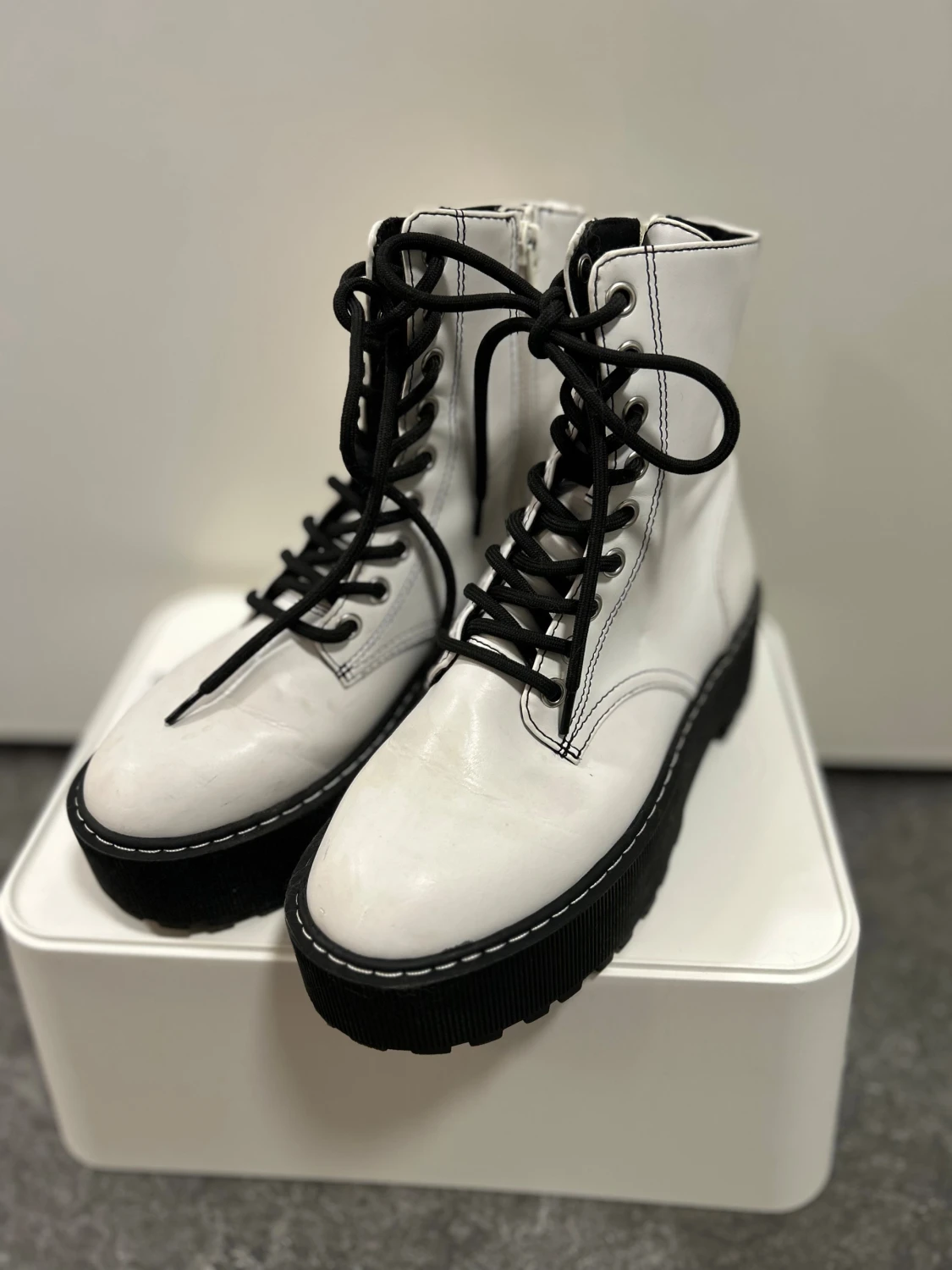 Vita boots med platåsula och snörning