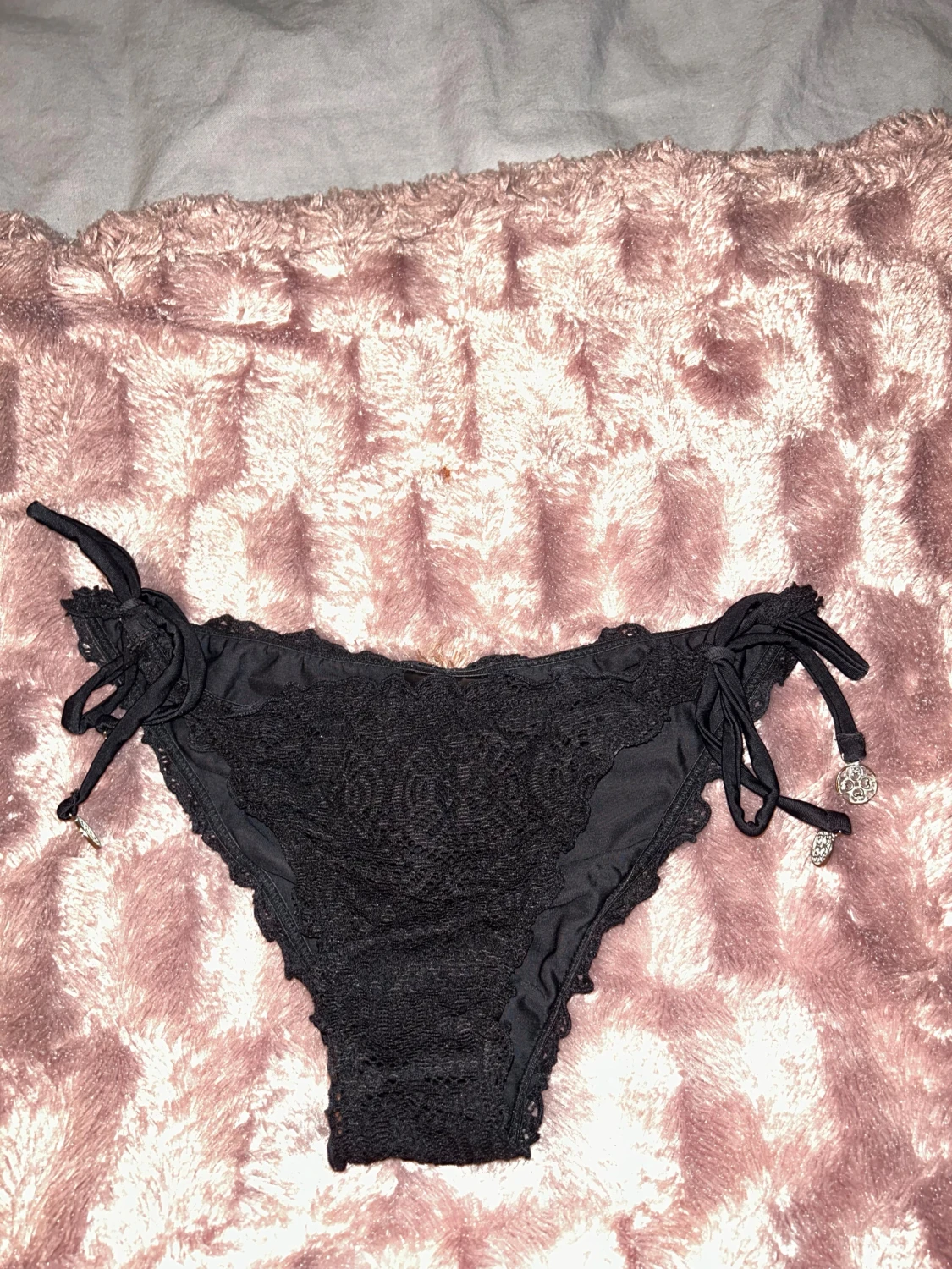 Svarta bikiniunderdel med spets och knyt