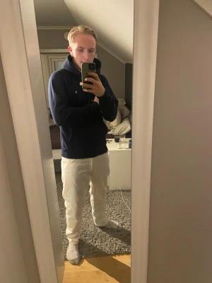 Vita straight jeans från Jack & Jones - Fräscha vita jeans från Jack & Jones med klassisk femficksdesign och raka ben. Byxorna har normal passform och är tillverkade i mjuk bomull med jeansstruktur. Perfekt för dig som vill sticka ut med en clean och stilren look.