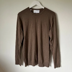 Brun bomullströja från Selected Homme - En enkel och stilren brun tröja från Selected Homme i storlek L. Tillverkad i 100% bomull med rund hals och långa ärmar. Perfekt för dig som gillar en clean look och vill ha något mjukt och bekvämt. Passar dig som gillar neutrala färger och klassisk stil. 4Ä17