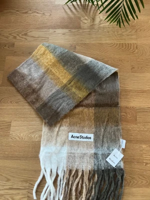 Acne studios scarf - Riktigt skön acne studios halsduk, ny med prislapp perfekt för Sveriges vinter. Skriv om frågor!