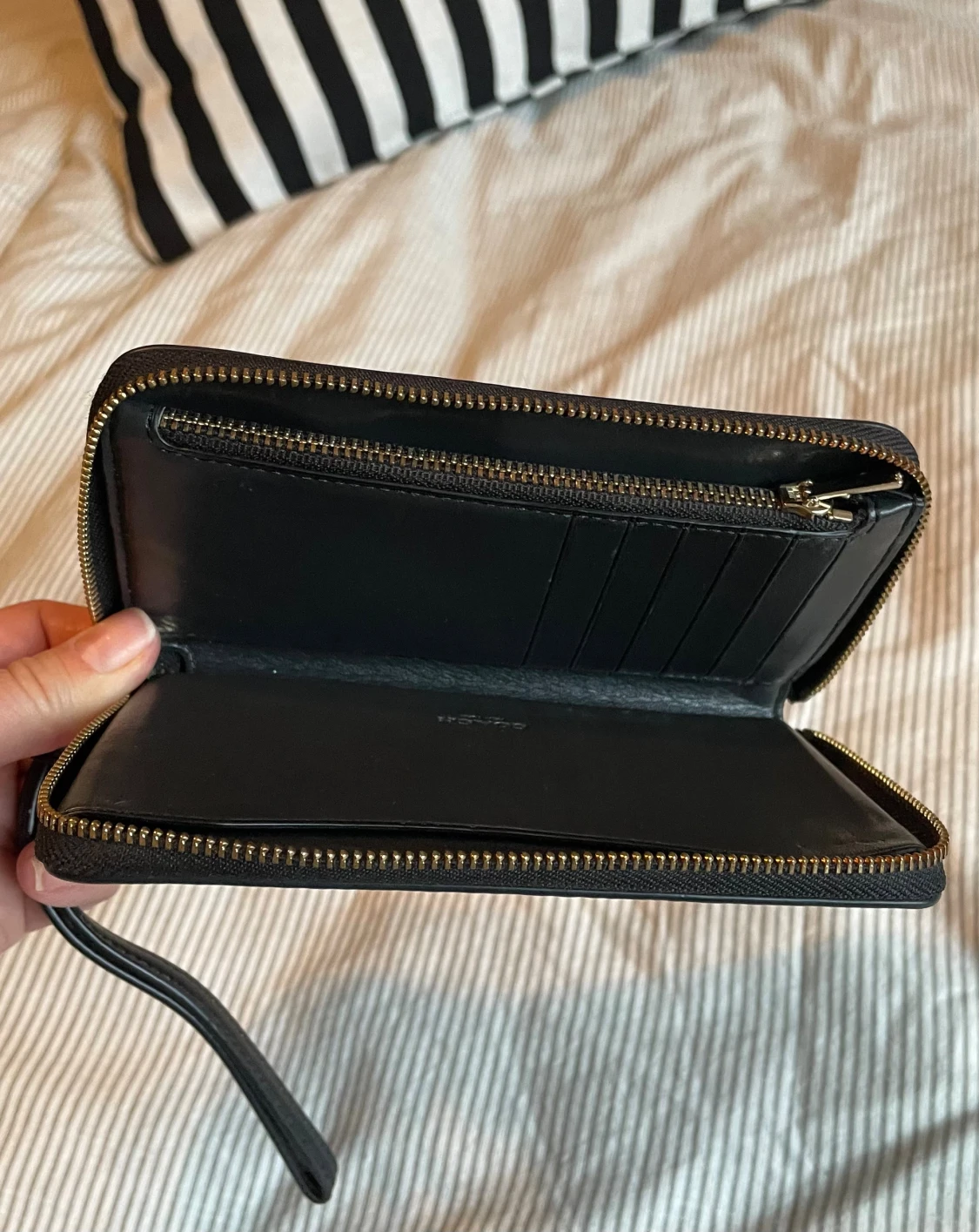 Svart plånbok med handledsrem från Coach - 3