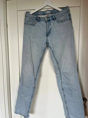 Perfect jeans ljusblå från Gina Tricot - Säljer ett par ljusblå Perfect jeans från Gina Tricot i storlek 38. Raka ben och normal passform. Jeansen är midwaist.