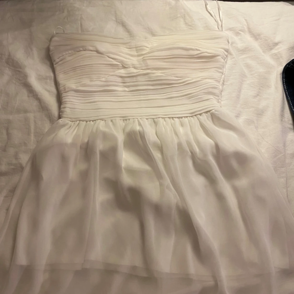 Vit axelbandslös klänning från Three Little Words