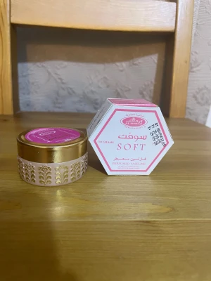Al-Rehab Soft Parfymerat Läppbalsam - Säljer ett lyxigt parfymerat läppbalsam från Al-Rehab i en söt burk med guldfärgad dekor och rosa lock. Kommer i en sexkantig rosa och vit förpackning, innehåller 10 gram. Perfekt för mjuka och återfuktade läppar med en fräsch doft.
