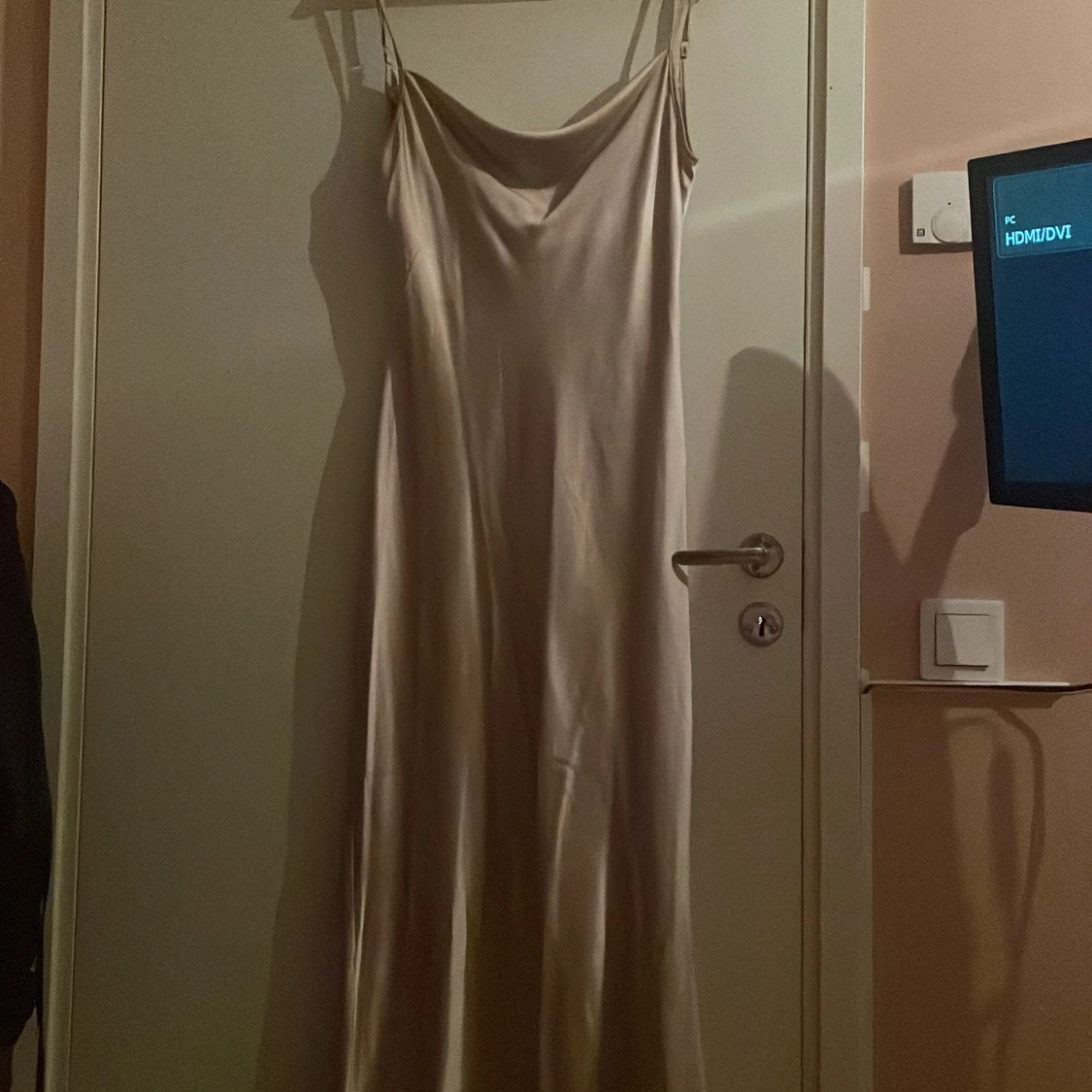 Champagnefärgad långklänning Boohoo - 2