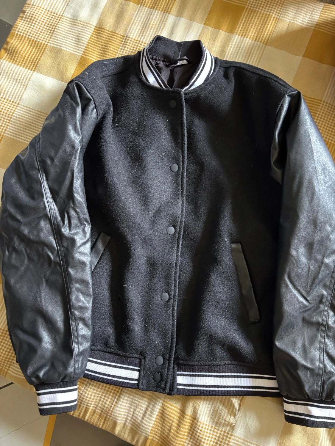 Svart bomberjacka med skinnärmar, strlk XXS