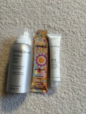 Hårkitt  - Living Proof Perfect Hair Day torrschampo i en silverfärgad sprayflaska, 90 ml. Olaplex no3 20ml. Engångs Amika hårmask