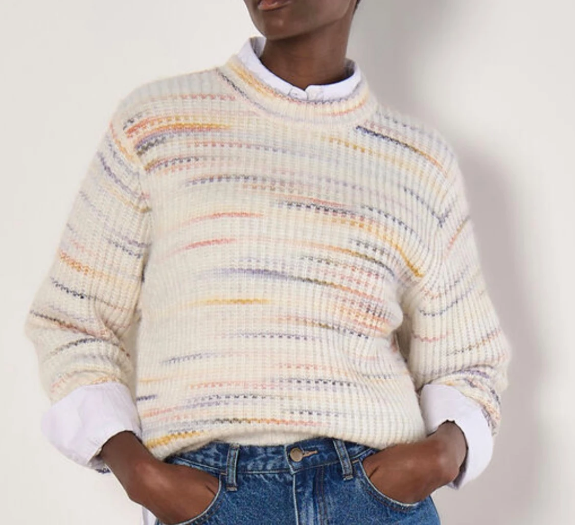 Vit stickad tröja med pastellränder