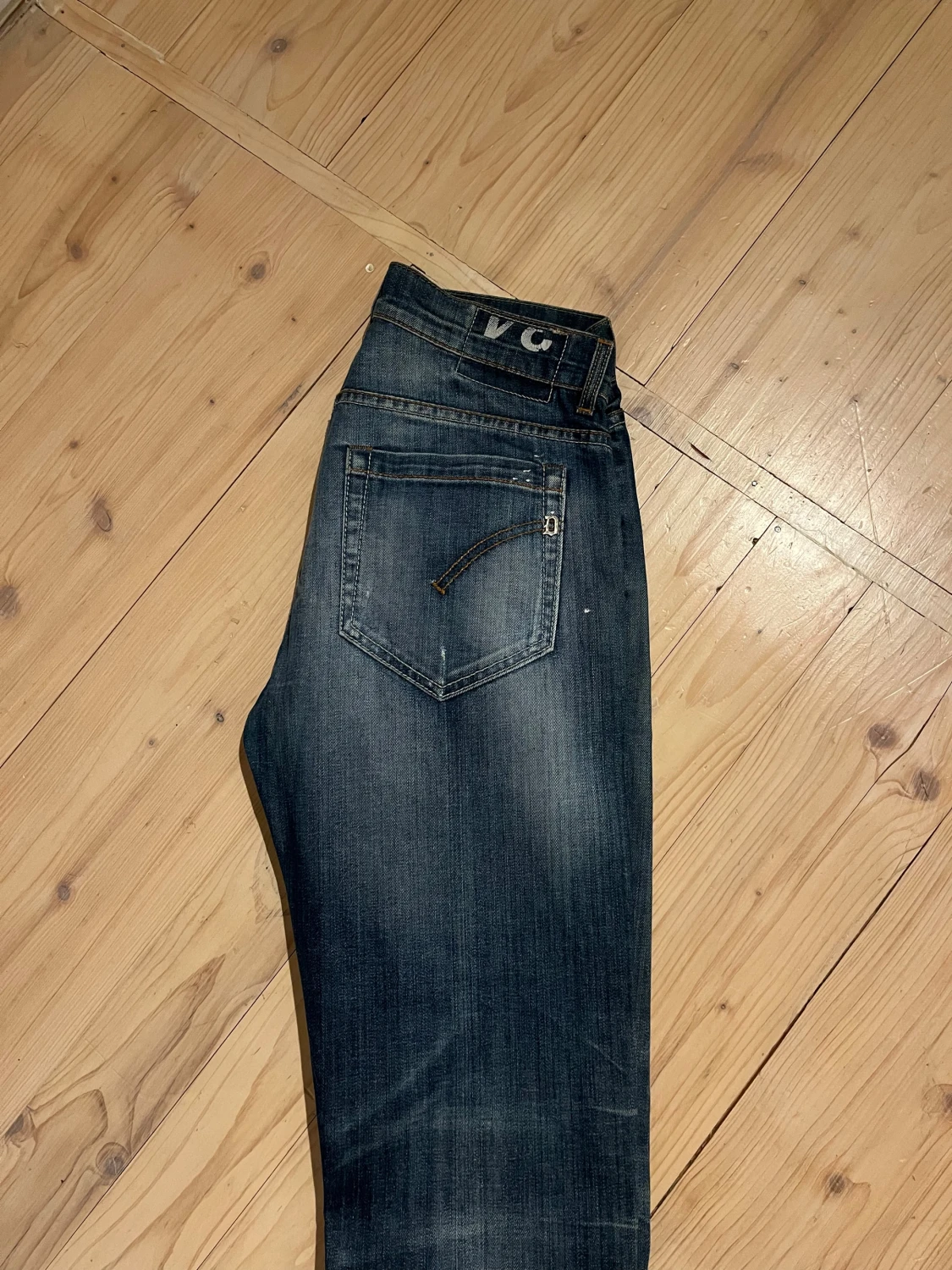 Mörkblå jeans från dondup med slitningar - 1