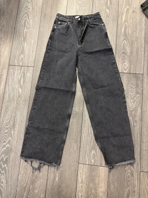 Bredda jeans från mango.  - Bredda jeans med slitningsdetaljer längst ner på benen. Super fina. Använda fåtal gånger 