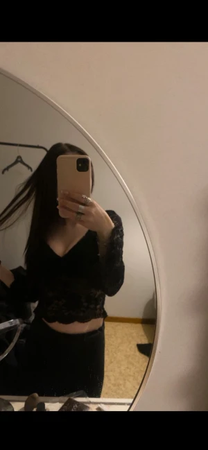Svart spetsblus med v-ringning - Nytt skick, spets tröja❣️