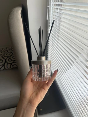 Stilren doftpinnar i glas - Snygg doftspridare med svarta pinnar i exklusiv glasbehållare från Nachtmann. Perfekt för att ge rummet en fräsch vibe och modern känsla. Passar dig som vill ha en stilren inredningsdetalj.