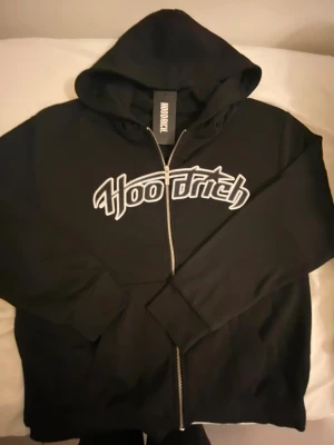 Hoodrich hoodie/zipper  - Säljer en helt ny hoodrich zipper för bara 400! Jag har köpt den från JD SPORTS men den var inte min size så jag ska sälja den.Det kostade mig 900 kronor från JD sports och jag säljer den för bara 400 och den är aldrig använt. Så du kan spara 500 kronor! Missa inte den här chansen.