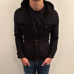 Woolrich jacka  - Hej! Säljer nu denna väldigt snygga och eftertraktade Woolrich cardigan!  Jackan är slutsåld överallt och går inte att få tag på… jackan är perfekt nu till hösten/vintern  Storlek XS Skick 9,5/10  Ny pris: 6000 kr Säljs för: 1500 kr 