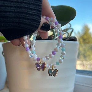 Färgglada armband fjärilsberlocker 🦋 - 39 kr/styck 💜 handgjorda armband med pärlor i lila & turkos! Varje armband har en hängande fjärilsberlock i guld. Tillverkade med dubbla trådar för säkerhet! Köp via köp nu eller frimärke (18 kr)  