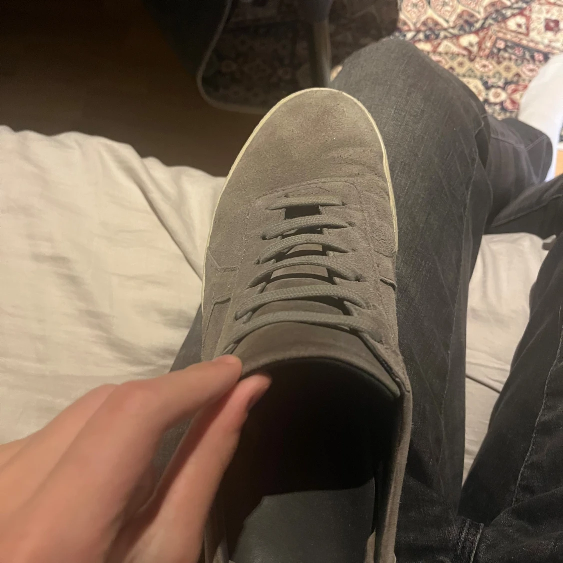 Grå mocka sneakers från Axel Arigato - 1