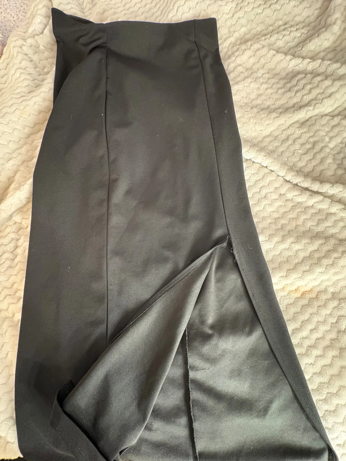 Svart långkjol med slits - 1