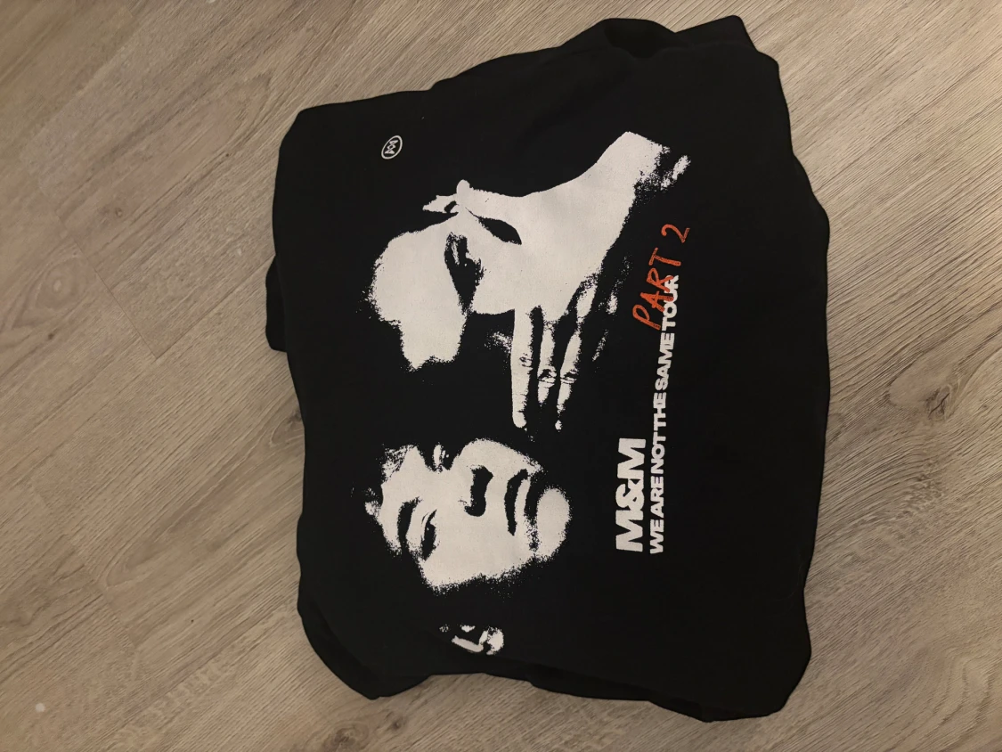 Limited edition svart hoodie M&M Tour Part 2