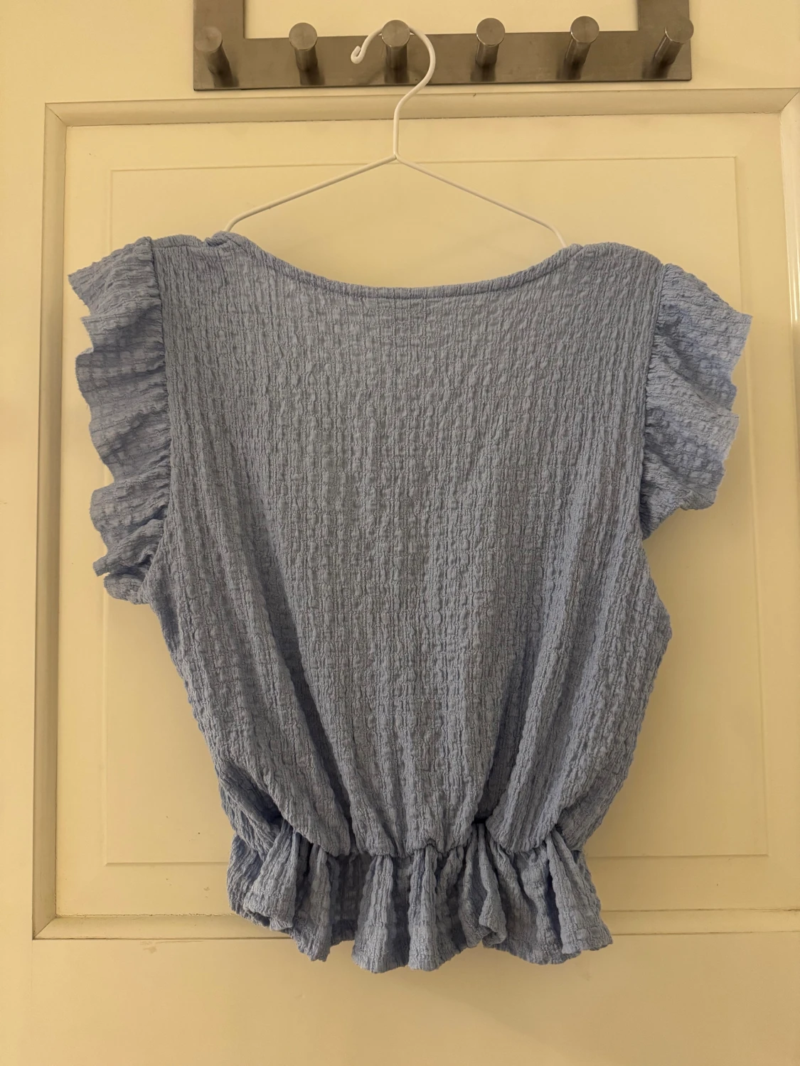 Blå omlottopp med volang från Monki - 4