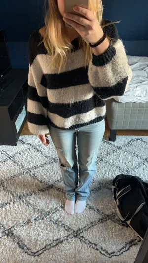 Ljusblå jeans från Gina Tricot, strl 32 - Säljer ett par ljusblå jeans från Perfect Jeans i storlek 32. Modellen har raka ben, klassisk femficksdesign och slitna detaljer med hål på båda knäna. Jeansen har normal passform och är tillverkade i bomull. Perfekt för dig som gillar en avslappnad och trendig look.