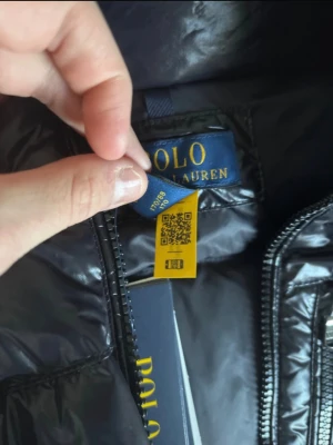 Polo Ralph lauren jacka ÄKTA - Hej säljer min jacka som jag köpte igår, den blev för liten för mig den är storlek xs. Kvitto finns 