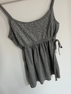 Knyttopp  - Vintage topp med pärlor🩶storlek M men mer S!