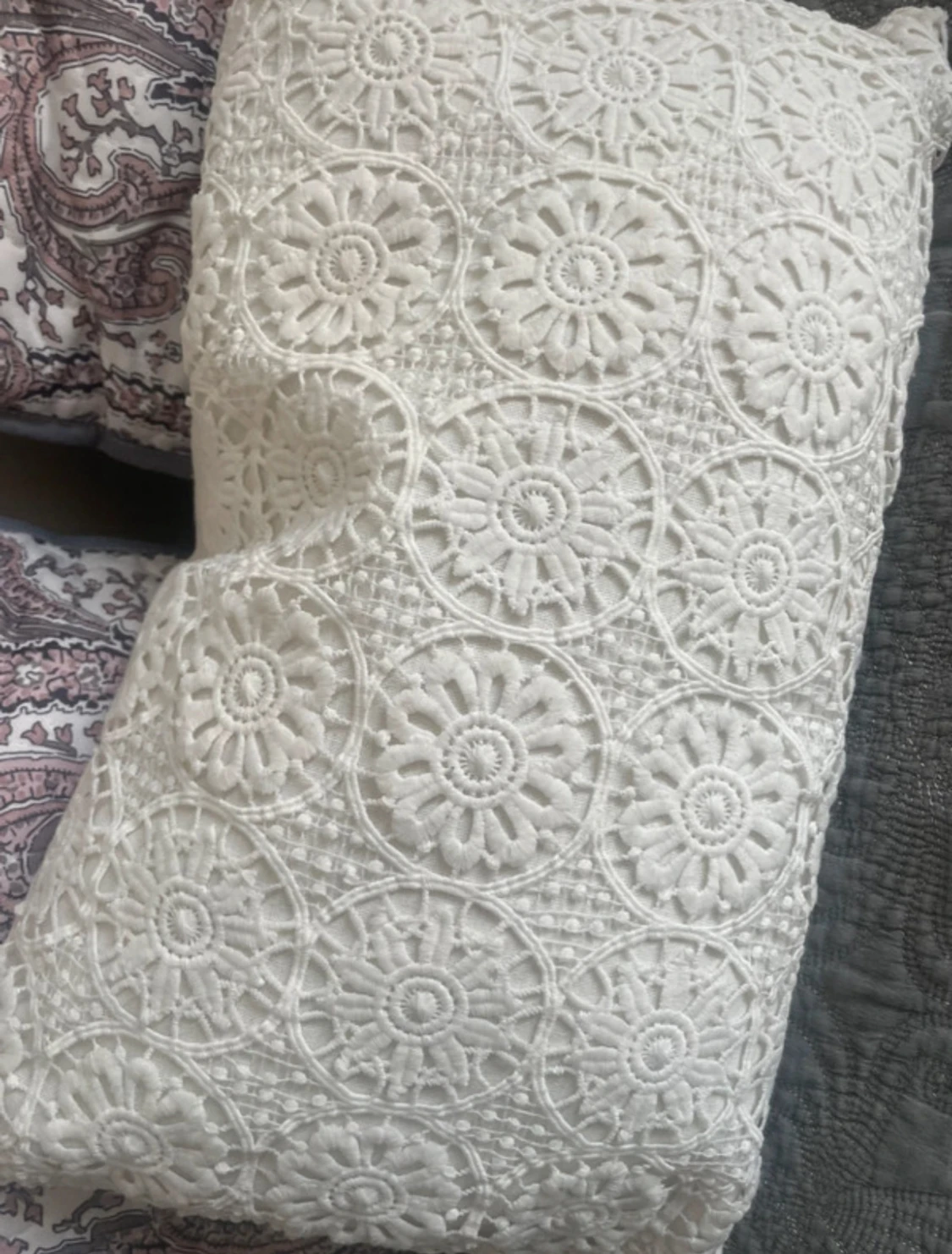 Elegant bäddset från Mio – överkast + kuddar - 1