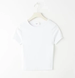 Vit basic tight topp - Säljer en vit, basic topp med rund hals och korta ärmar. Toppen har en slim passform och sitter skönt mot kroppen. Perfekt för dig som gillar minimalistisk stil och vill ha en enkel men snygg bas i garderoben. Säljer på grund av att den är för liten för mig. Pris går att diskutera. Kontakta mig för fler bilder eller frågor 🤗❤️