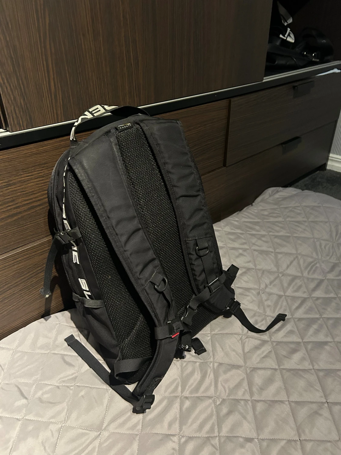 Svart ryggsäck från Supreme - 2