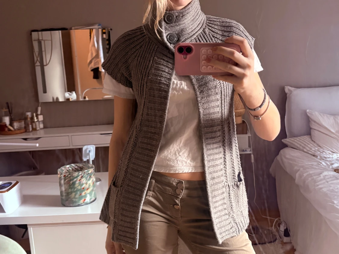 Grå stickad väst med hög krage