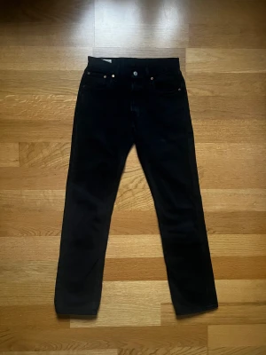 Levis 501 Jeans, 29/32, Svart, Mycket Bra Skick - Tja! Säljer ett par snygga och klassiska 501 jeans från Levis, då de inte kommer till användning längre. Jeansen är gjorda av bomull, använda ett fåtal gånger och i mycket bra skick. Perfekta till både vardag och lite mer uppklätt. Mvh William