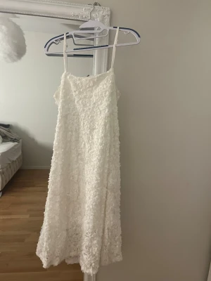 Vit blommig klänning med öppen rygg - Super fin klänning 