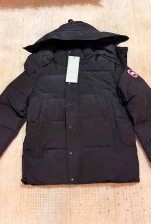 Canada goose jacka  - Hej säljer en svart ganda goose fin och perfekt för kalla vinter dagar alla tillbehör med följer helt ny oanvänd taggar med följer också hör av er via funderingar,frågor och intresse 