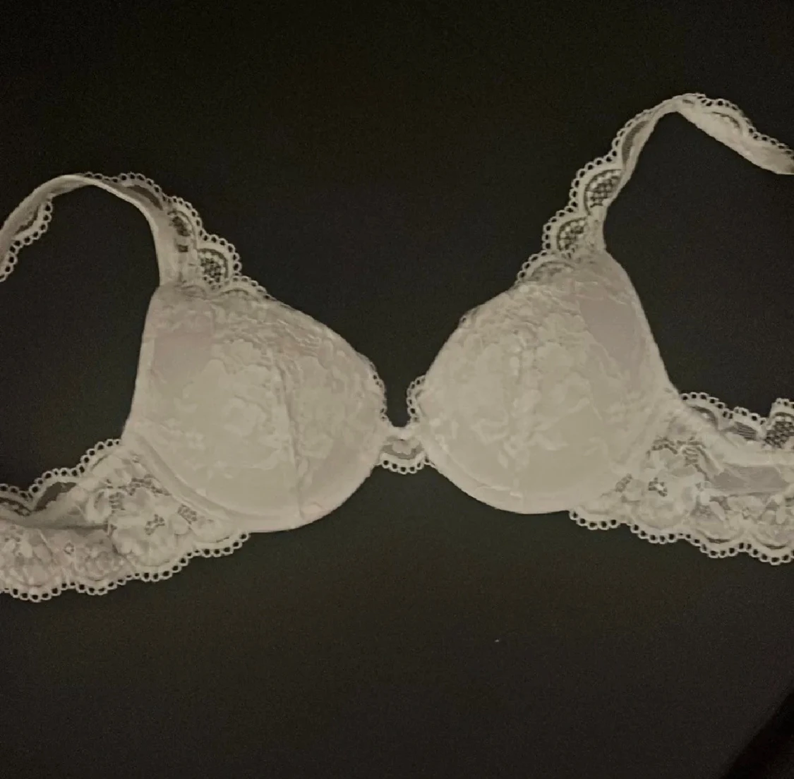 Vit spetsig bh med broderade detaljer