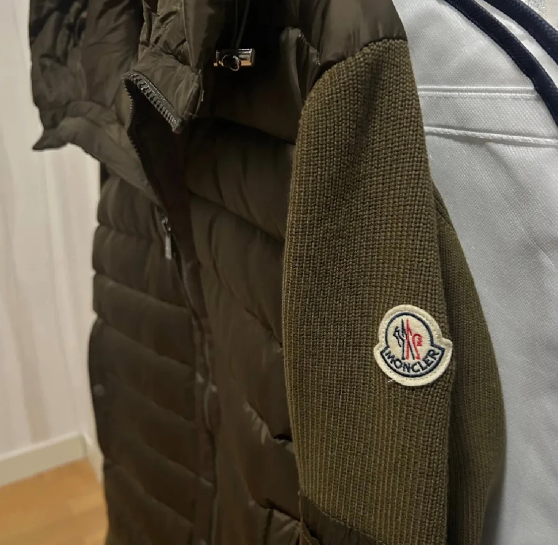 Olivgrön Moncler dunjacka med huva - 2