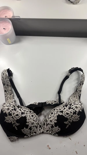 BH från intimissmi - Säljer min intimissmi BH i storlek 70B då den blivit förliten hann använda den 3 gånger typ så jätte fint skick