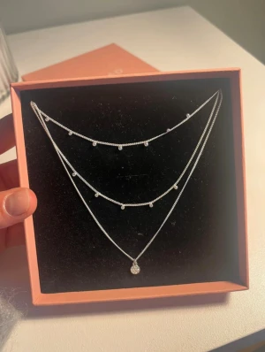 Pilgrim halsband  - Silverfärgat halsband från pilgrim, använt en gång och köptes för över 500kr