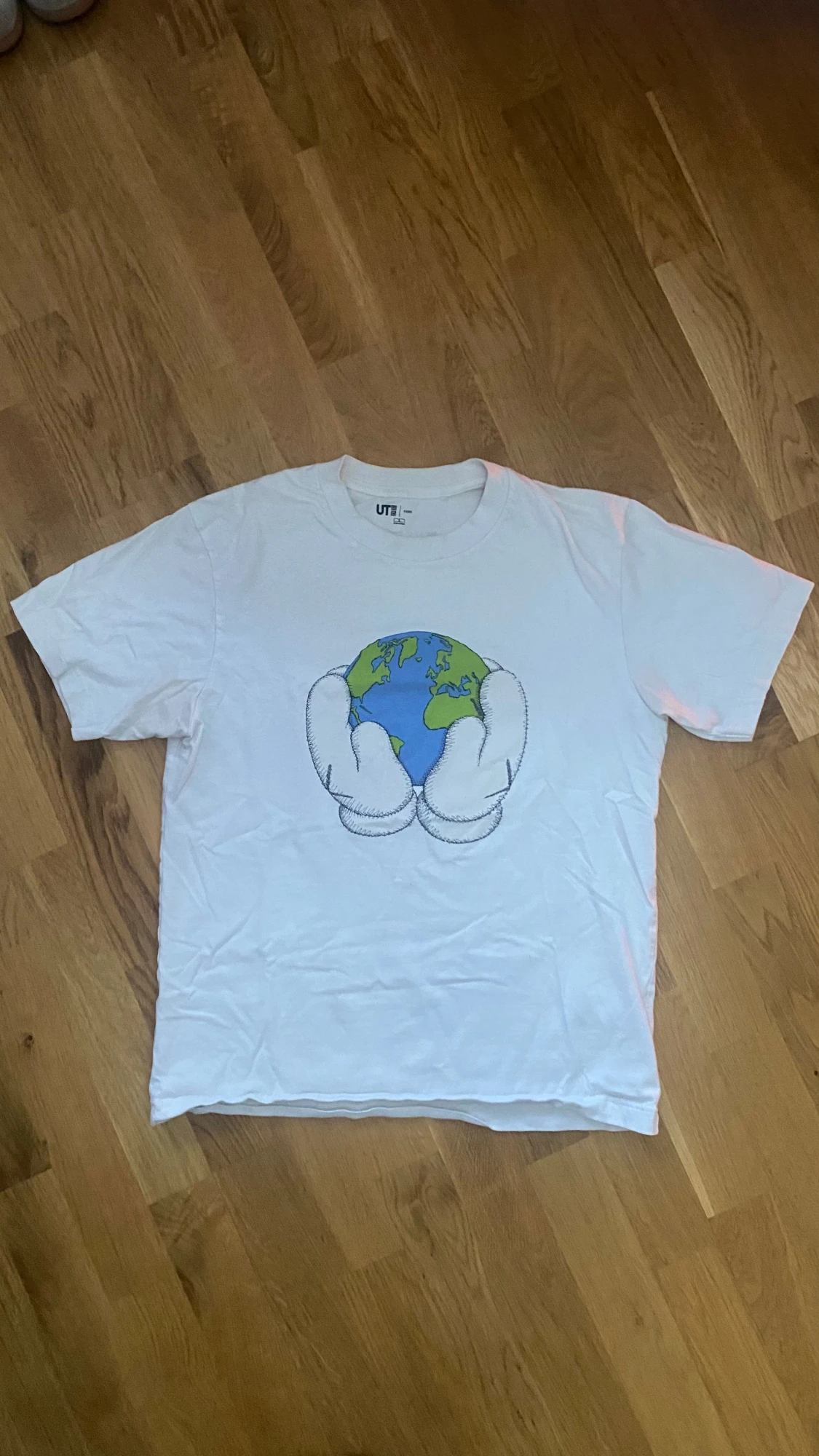 Vit KAWS x Uniqlo t-shirt med tryck