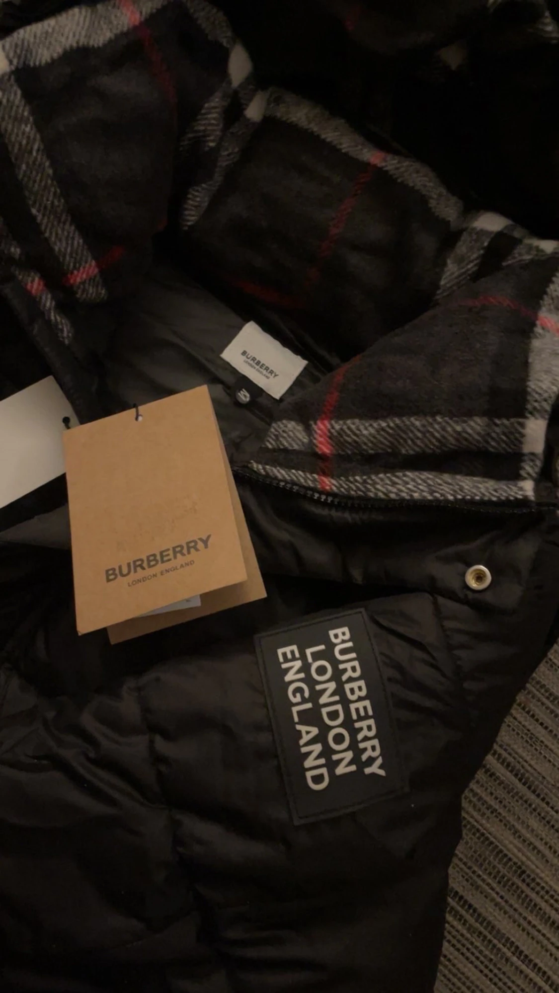 Svart Burberry dunjacka med huva - 1