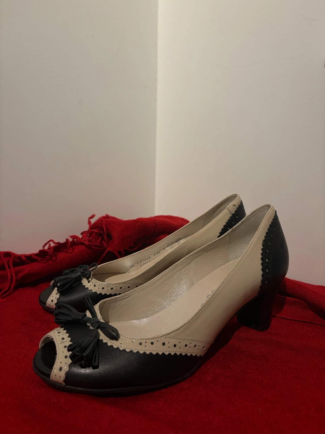 Beige och svarta pumps från Alpina - 1