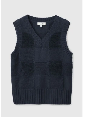 Stickad väst  - Marinblå rutig stickad väst från COS, i jättefint skick. Nypris var 799kr.  Matrial - 77% ull, 15% mohair, 7% polyamid, 1% elastane.