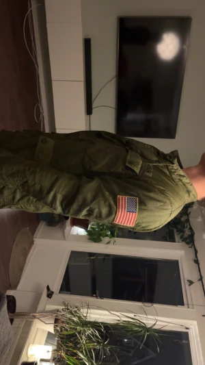 Olivgrön pufferjacka Ralph Lauren - Säljer en olivgrön pufferjacka från Ralph Lauren Denim & Supply. Jackan har flera stora fickor, patch med amerikansk flagga på ärmen och R. LAUREN-märke på bröstet. Stängs med dragkedja och knappar. 