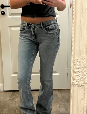 Blå bootcut jeans  - Jättefina jeans från Gina,använda cirka 2 gånger 💕