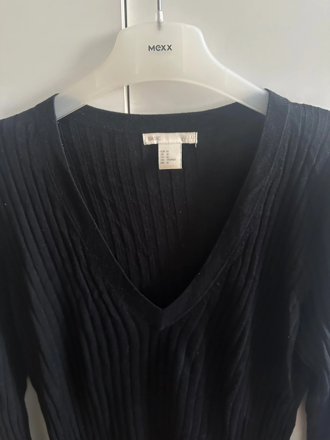 Svart ribbad v-ringad tröja - 1