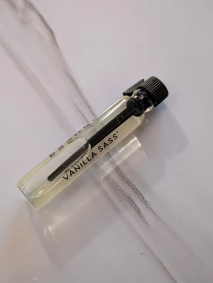 Essnce Vanilla Sass parfymprov - Smidig parfymprov i liten flaska, perfekt att ta med i väskan. Stilren design och enkel att använda när du vill fräscha upp dig snabbt. Passar dig som gillar att testa nya dofter.