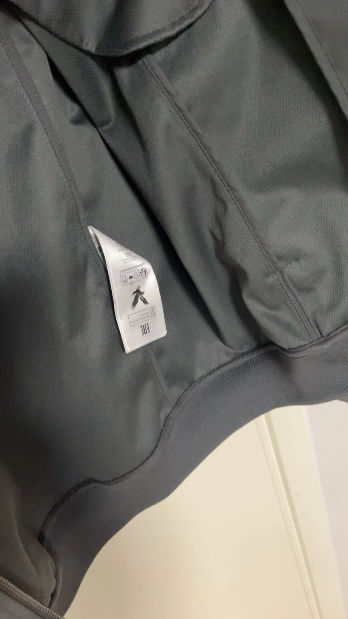 Grå vindjacka från Lyle & Scott  - 2